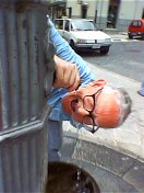 fontana_uomo_beve